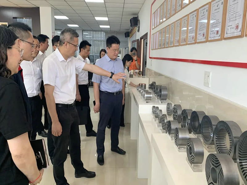 Bí thư Xu Jianyi đã đến Thị trấn Trường Lạc để thực hiện các hoạt động phục vụ công ty và thăm Công ty TNHH Chiết Giang Jufeng và các doanh nghiệp khác